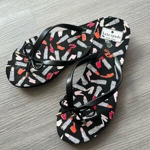 [8.5] Kate Spade Black & Make Up Print Flips Flops Thong Sandals w/ Gold Charm